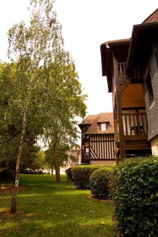 Pierre & Vacances La Residence Du Golf Довил Екстериор снимка