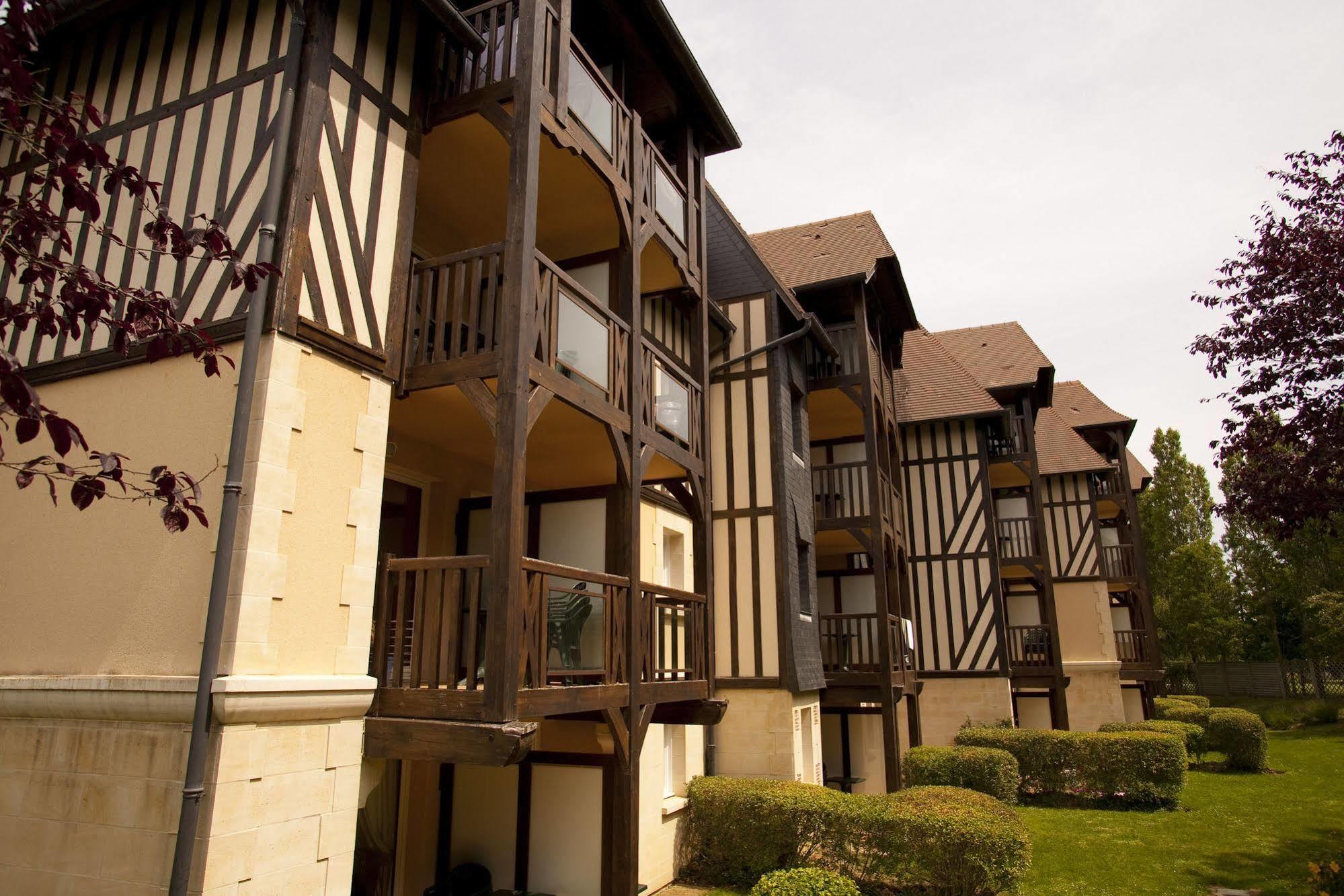 Pierre & Vacances La Residence Du Golf Довил Екстериор снимка