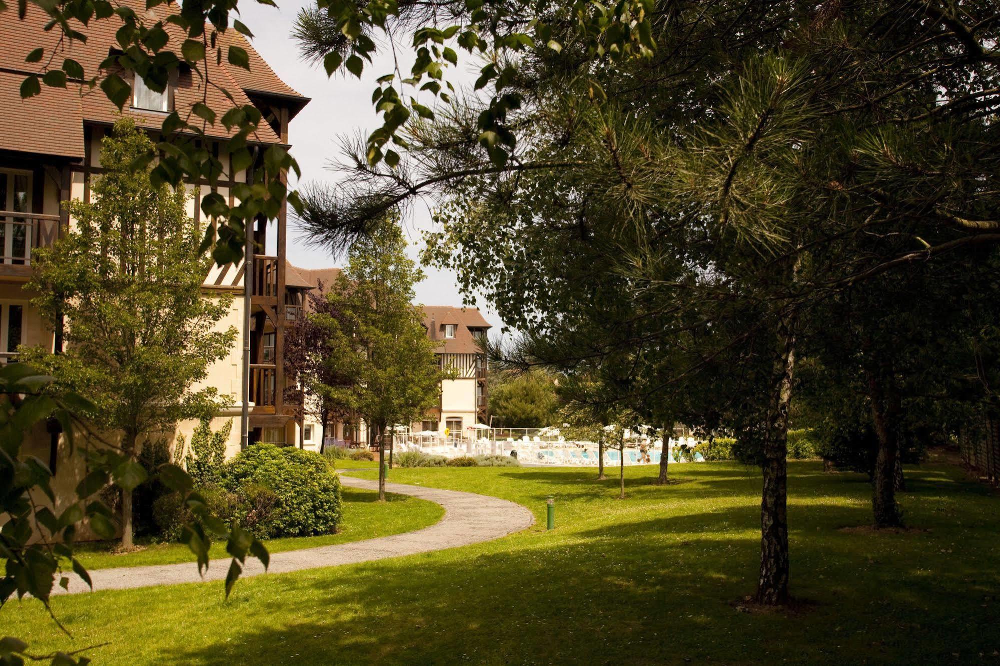 Pierre & Vacances La Residence Du Golf Довил Екстериор снимка