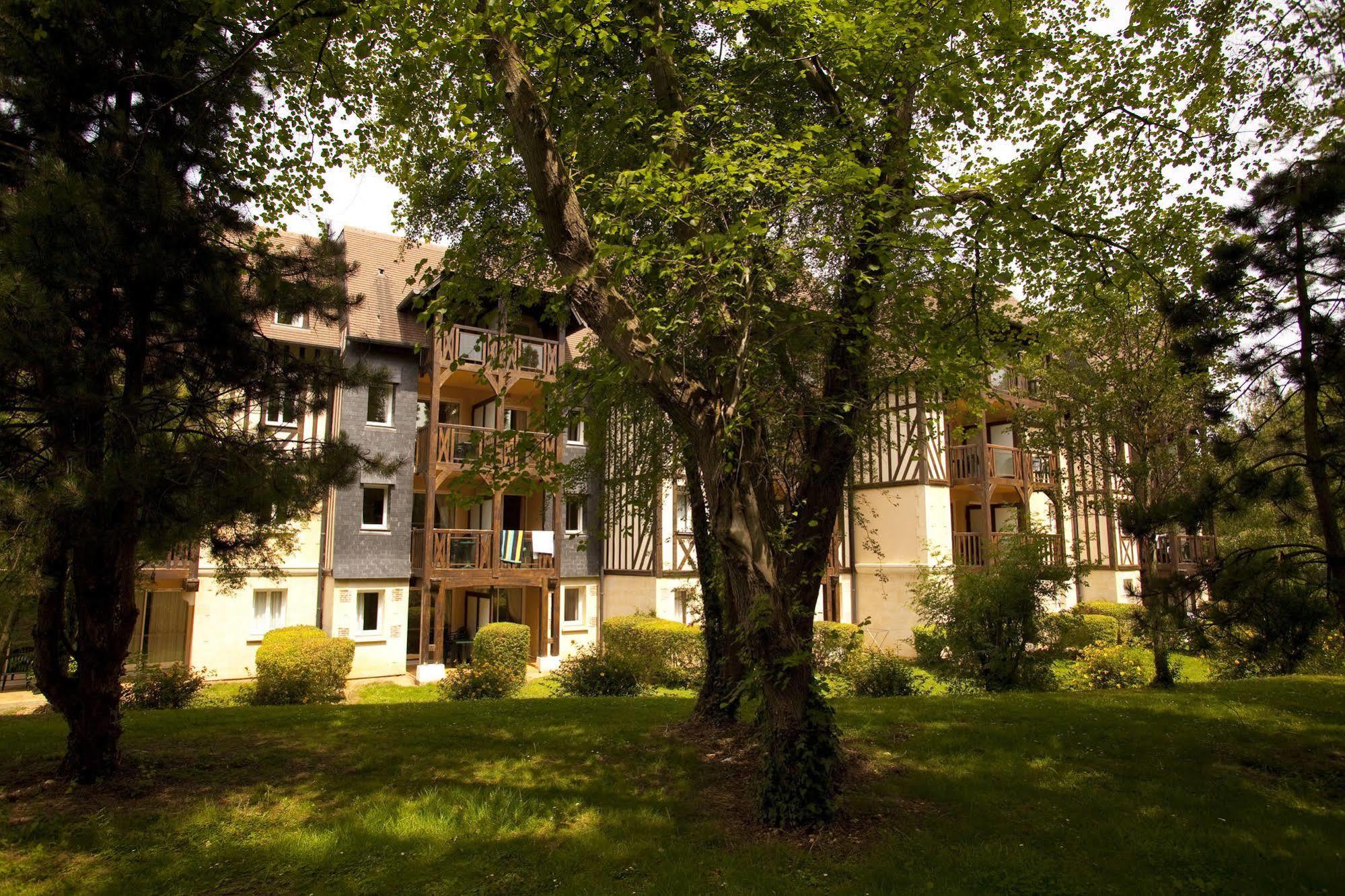 Pierre & Vacances La Residence Du Golf Довил Екстериор снимка