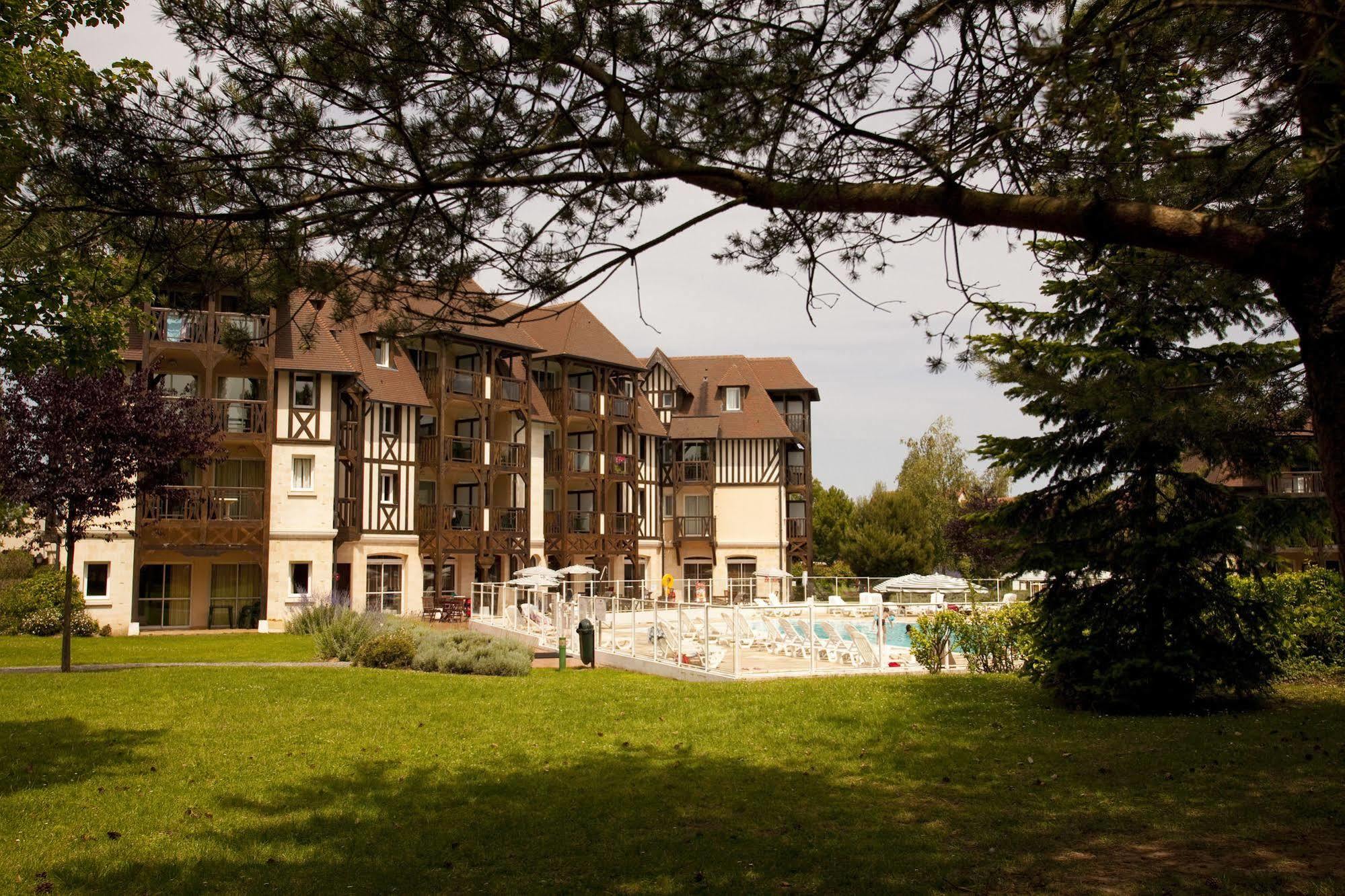 Pierre & Vacances La Residence Du Golf Довил Екстериор снимка