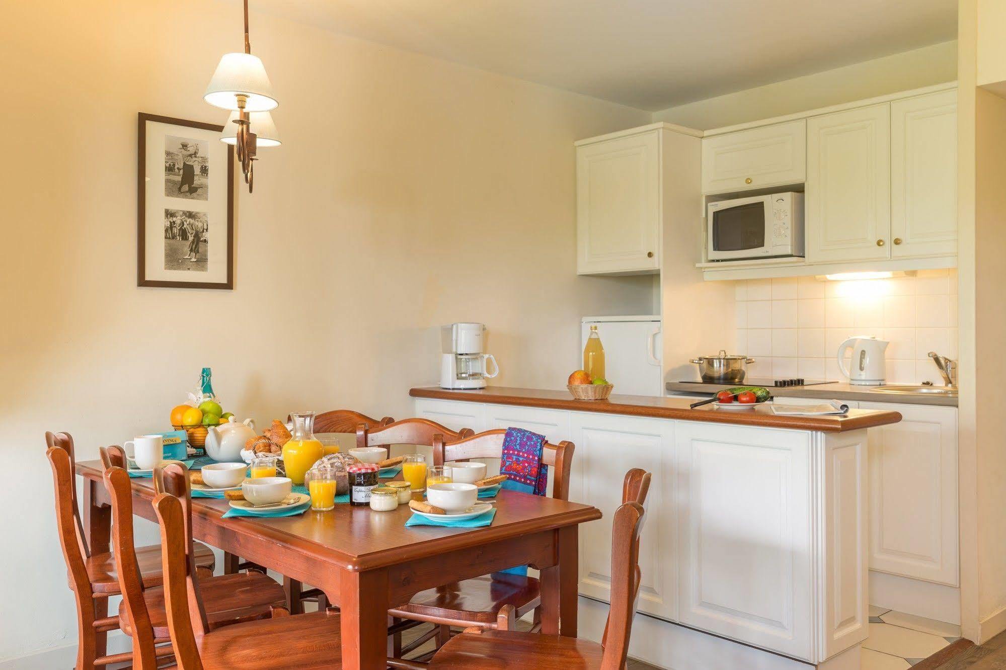 Pierre & Vacances La Residence Du Golf Довил Екстериор снимка