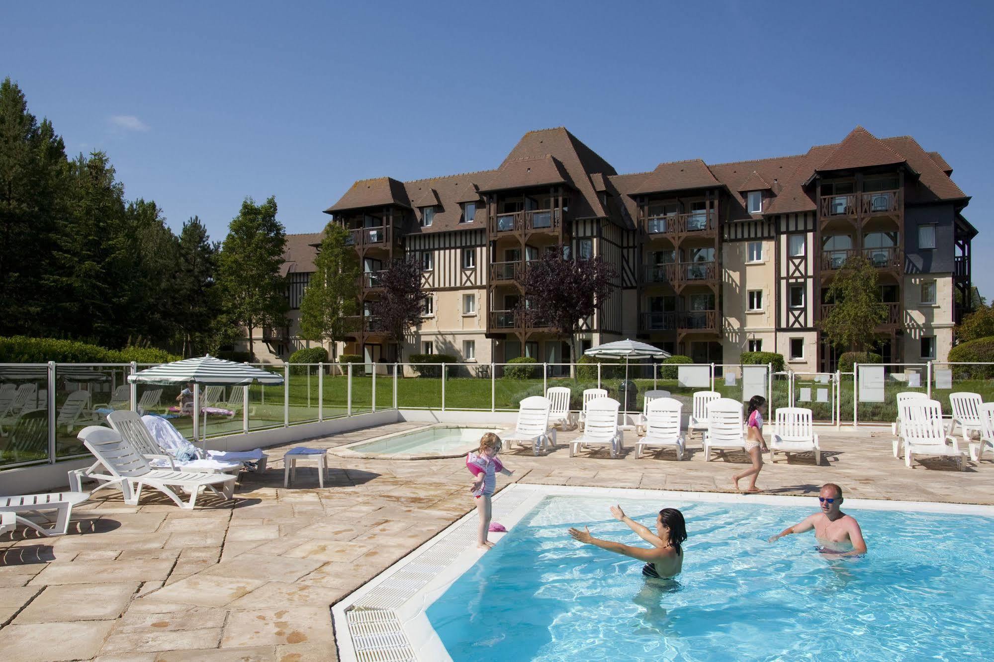 Pierre & Vacances La Residence Du Golf Довил Екстериор снимка