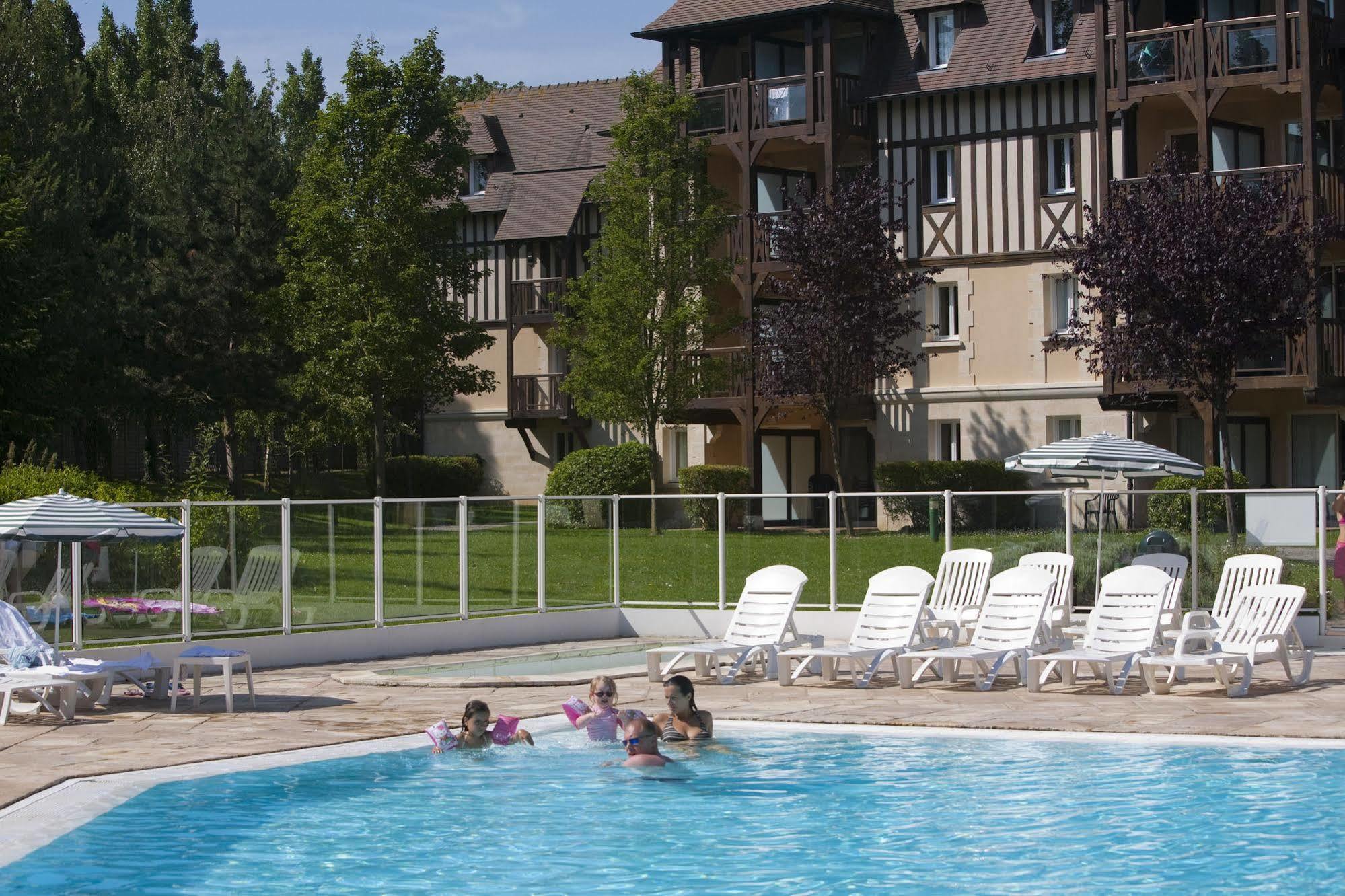 Pierre & Vacances La Residence Du Golf Довил Екстериор снимка