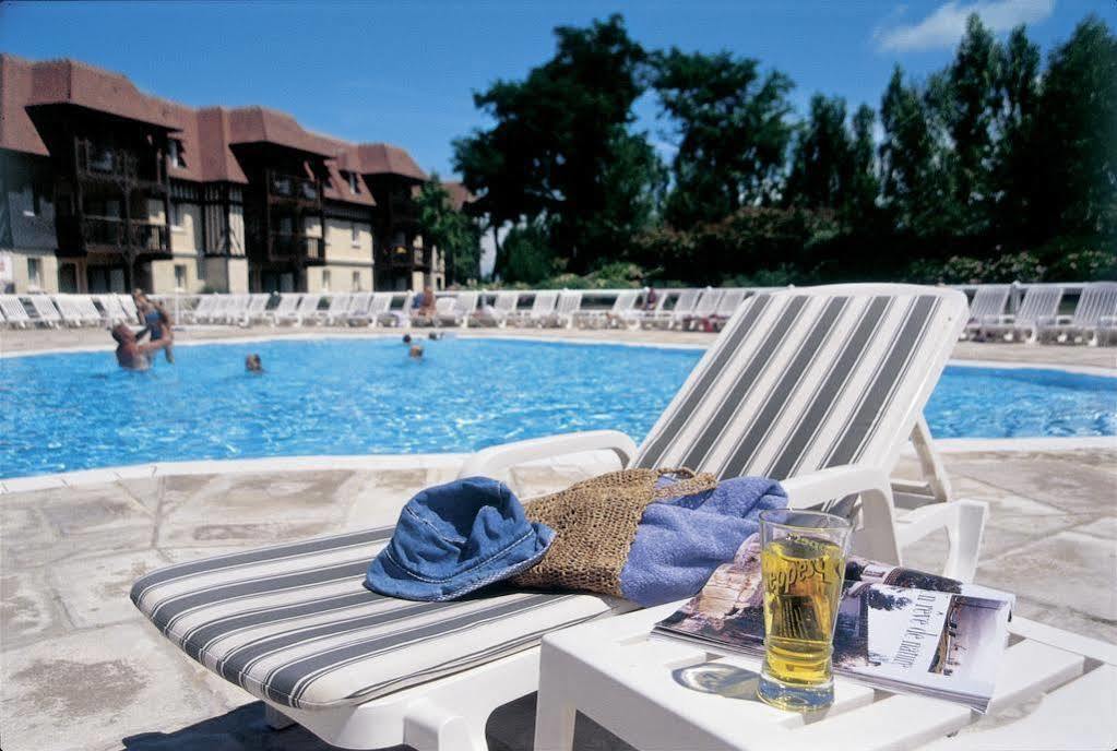 Pierre & Vacances La Residence Du Golf Довил Екстериор снимка