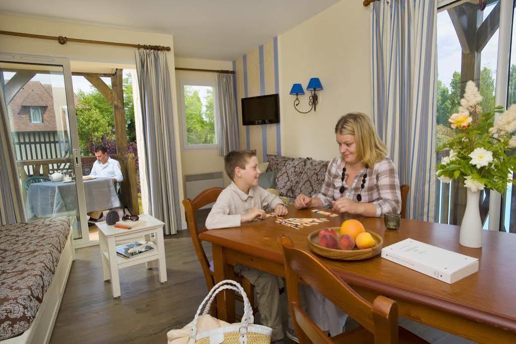 Pierre & Vacances La Residence Du Golf Довил Екстериор снимка
